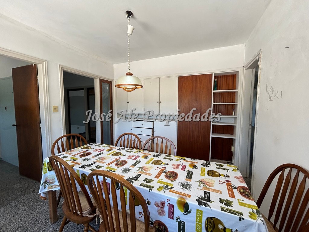 Imagen 7 de Apartamento en planta alta sobre avenida principal Gral. Flores, a pasos de todos los servicios, Colonia, ideal profesionales.