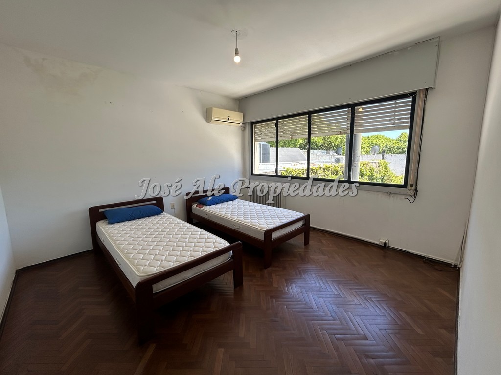 Imagen 8 de Apartamento en planta alta sobre avenida principal Gral. Flores, a pasos de todos los servicios, Colonia, ideal profesionales.