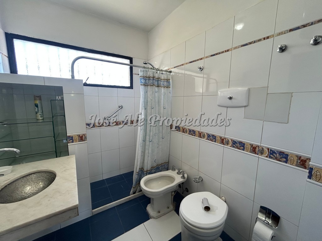 Imagen 9 de Apartamento en planta alta sobre avenida principal Gral. Flores, a pasos de todos los servicios, Colonia, ideal profesionales.