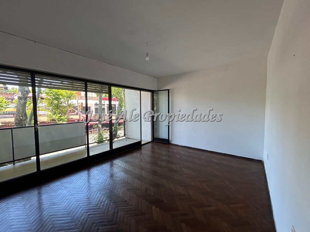 Imagen 8 de EN VENTA Apartamento en planta alta sobre avenida principal Gral. Flores, a pasos de todos los servicios, Colonia, ideal profesionales.