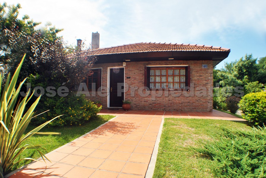 Imagen 1 de Magnífica propiedad en zona residencial a metros de Rambla Costanera y Playas de Colonia del Sacramento.