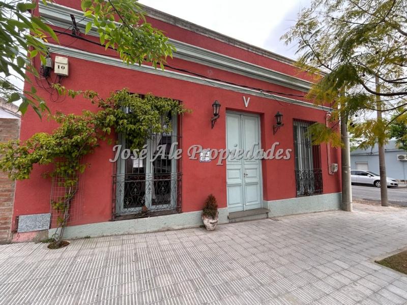OPORTUNIDAD! NUEVO PRECIO! Casa + duplex en barrio Pueblo Nuevo. Combina estilo ingles con comodidades moderas.