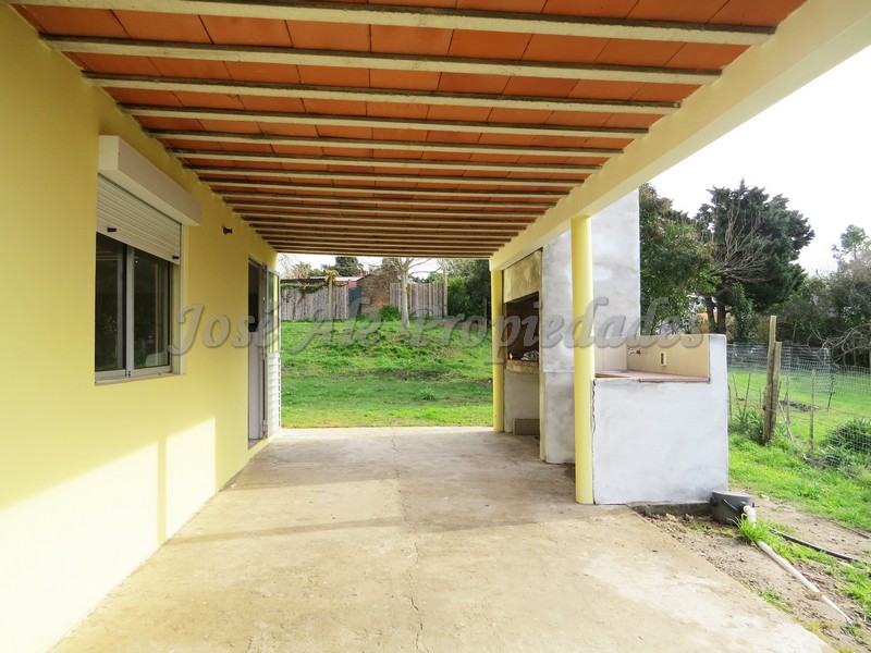 Imagen 2 de Propiedad ubicada a 150 de Rambla Costanera por calle José Enrique Rodó, hermosa zona tranquila y balnearia, próxima a todos los servicios.