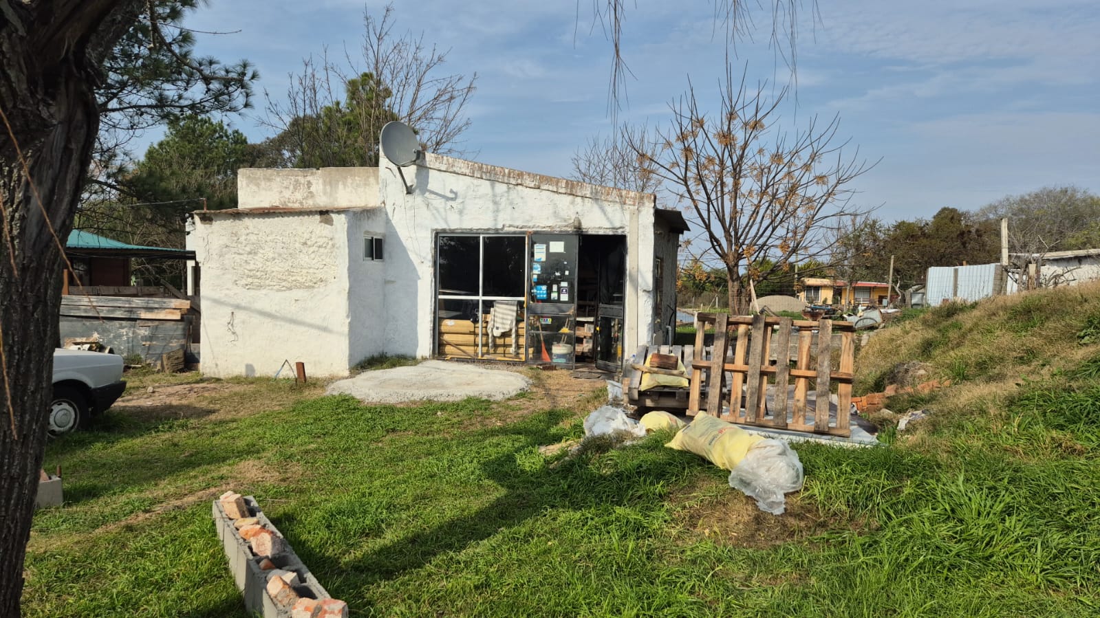 Imagen 1 de Lote de 213m2 con casa, ubicada 700m de la Rambla y playas de balneario Britópolis a 40 min de la ciudad de Colonia del Sacramento.