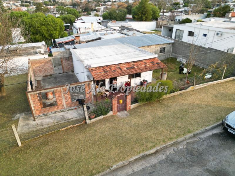 Casa ubicada en esquina a 1 cuadra del Supermercado el Dorado, Colonia.