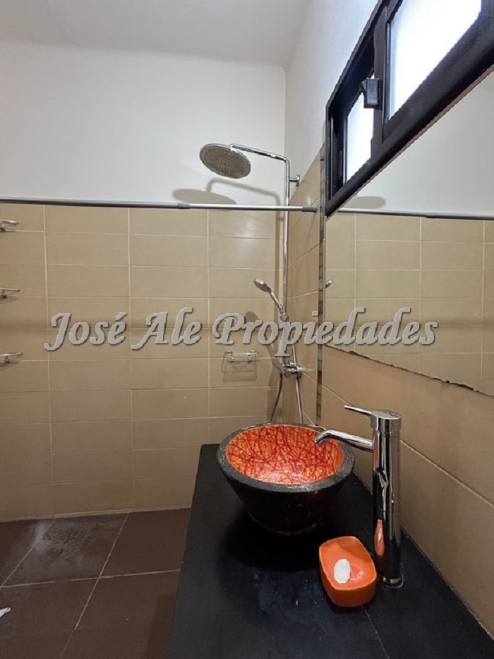 Imagen 8 de Casa céntrica a 1 cuadra de Av Artigas, a pasos de todos los servicios.