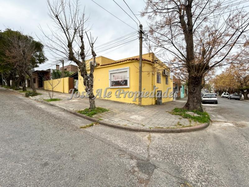 Casa céntrica a 1 cuadra de Av Artigas, a pasos de todos los servicios.