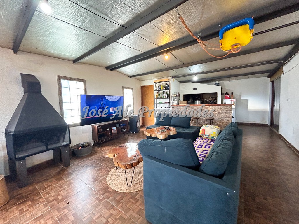 Imagen 2 de Casa ubicada en el Real de San Carlos, a pocas cuadras de la Ruta 21.