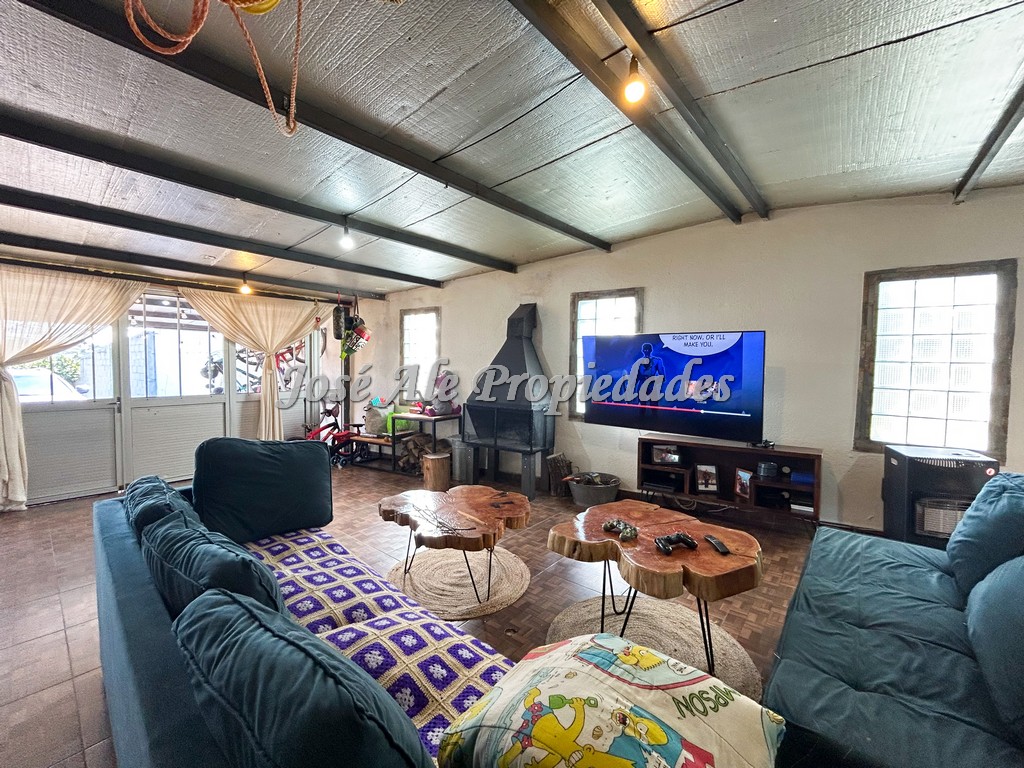 Imagen 3 de Casa ubicada en el Real de San Carlos, a pocas cuadras de la Ruta 21.