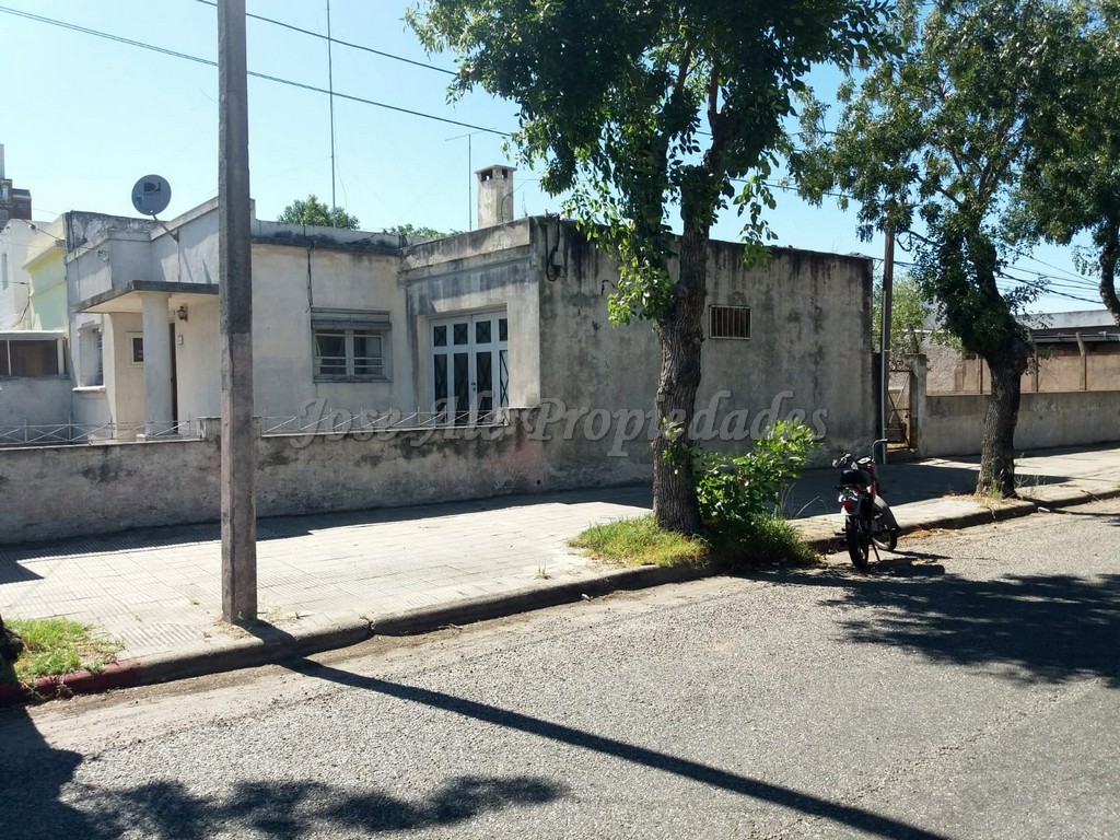 Imagen 1 de Propiedad en esquina con excelente ubicación a paso de todo