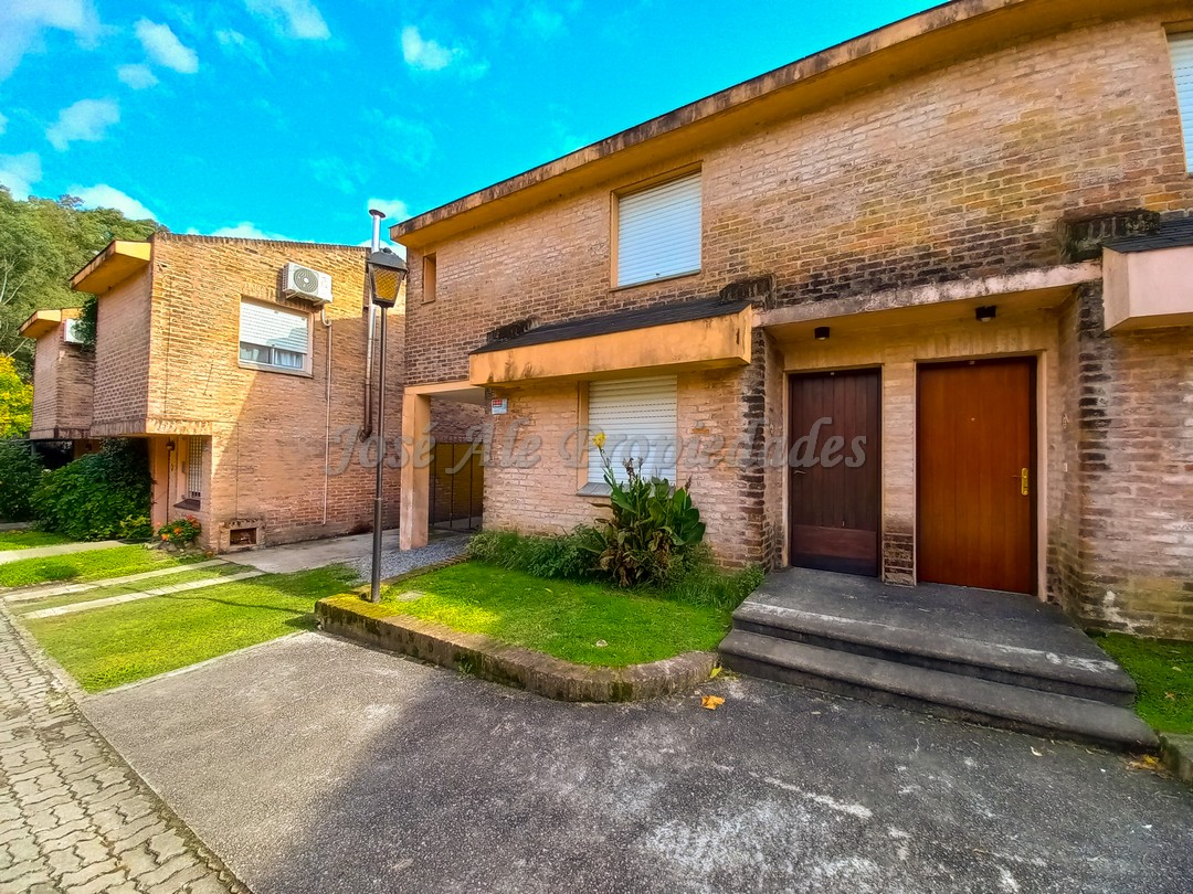 Imagen 1 de Hermosa vivienda ubicada en complejo sobre calle Zitarrosa, a metros de Rambla y playas de Colonia del Sacramento.