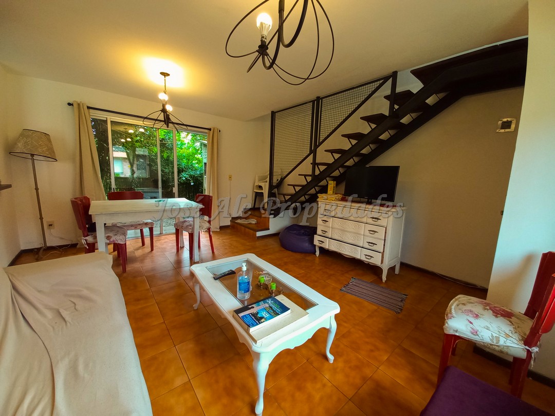 Imagen 2 de Hermosa vivienda ubicada en complejo sobre calle Zitarrosa, a metros de Rambla y playas de Colonia del Sacramento.