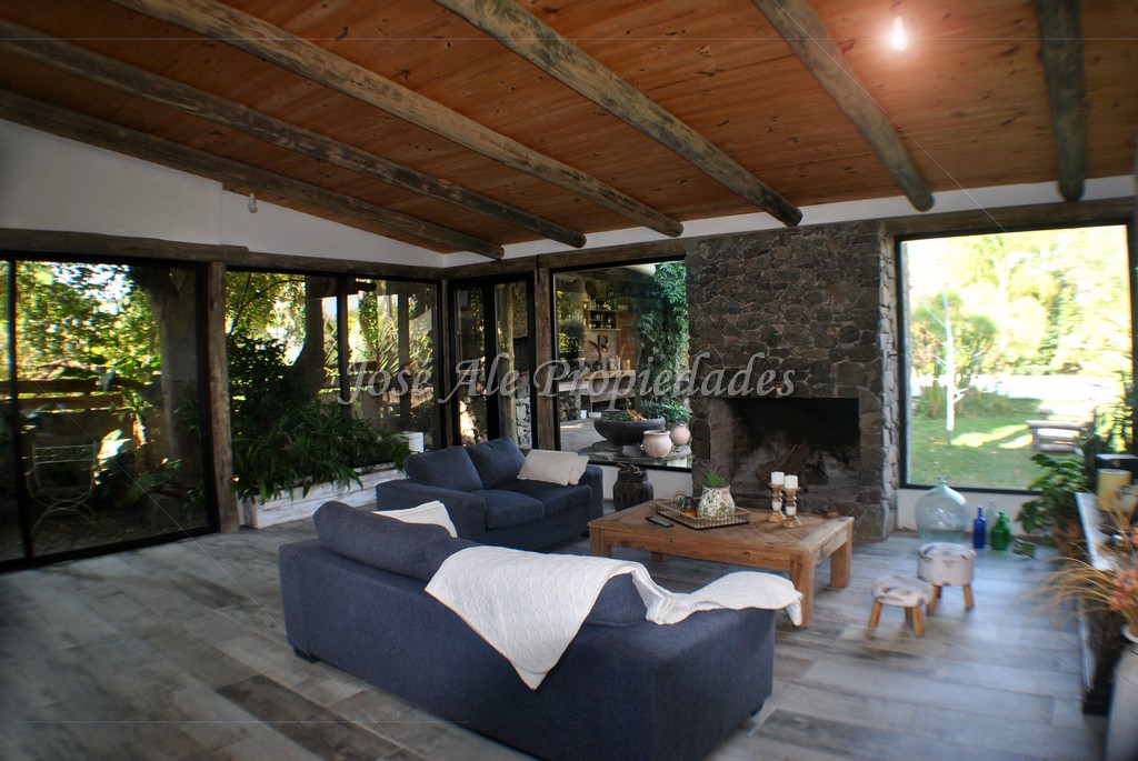 Imagen 1 de Hermosa propiedad ubicada a pocos metros de la Rambla Costanera de Colonia.