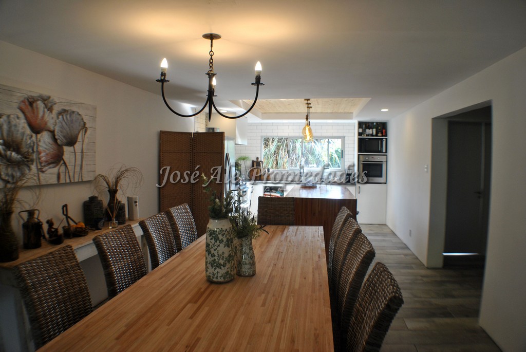 Imagen 3 de Hermosa propiedad ubicada a pocos metros de la Rambla Costanera de Colonia.