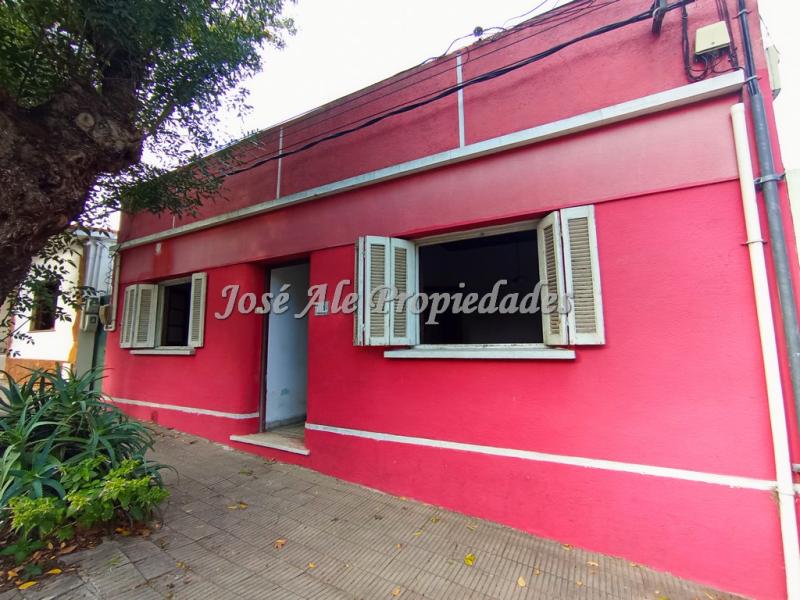 Casa en Pueblo Nuevo, a dos cuadras de las 3 avenidas y próxima a todos los servicios.
