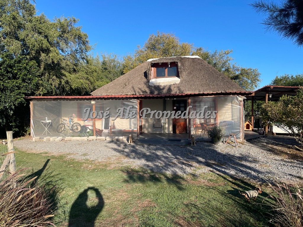 Imagen 1 de Casa ubicada próxima a la Bodega Bernardi a pocos minutos del centro de la ciudad de Colonia.