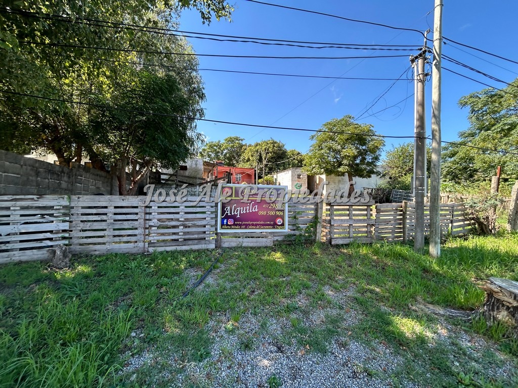 Imagen 2 de Casa y stud ubicada frente al Hipódromo de Colonia.  La propiedad cuenta con alarma, cámara exterior e iluminación.