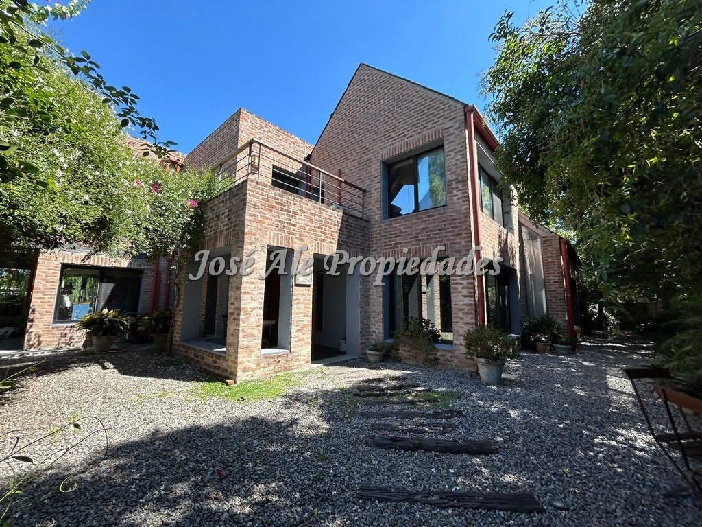 Imagen 1 de EN VENTA Y EN ALQUILER Sorprendente propiedad ubicada a una cuadra de la Rambla y playas de Colonia.