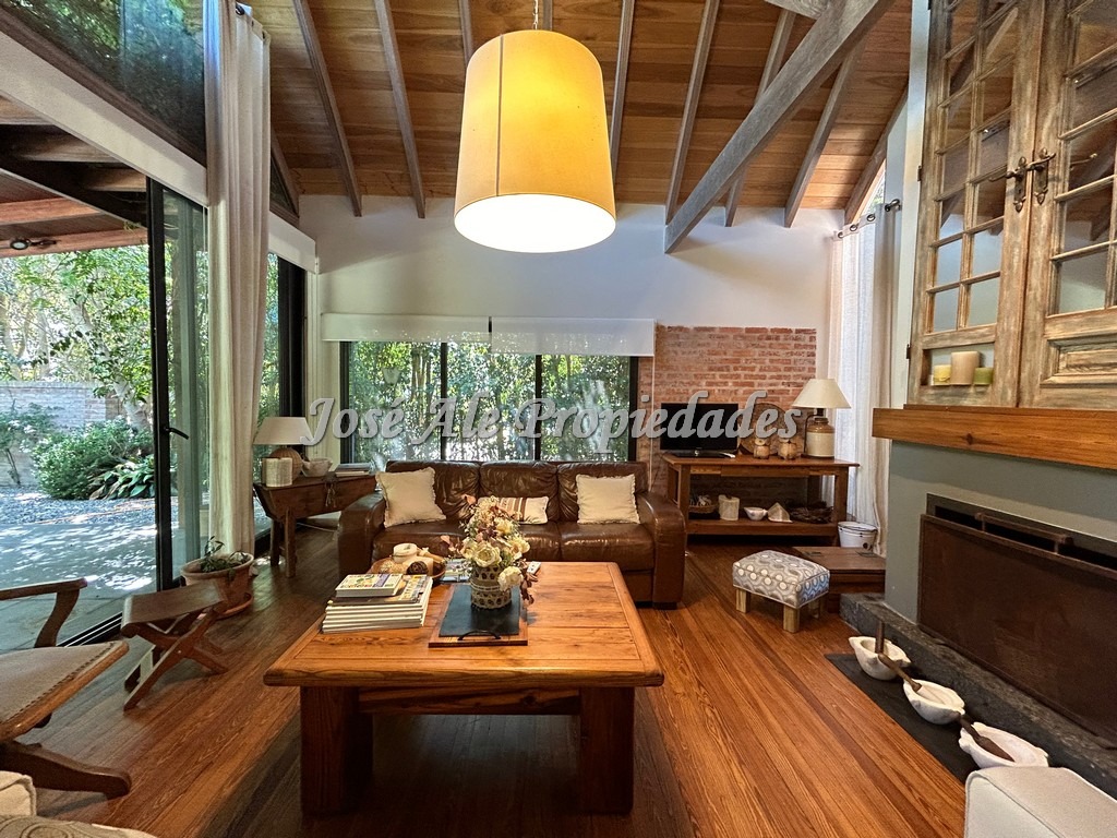 Imagen 2 de EN VENTA Y EN ALQUILER Sorprendente propiedad ubicada a una cuadra de la Rambla y playas de Colonia.