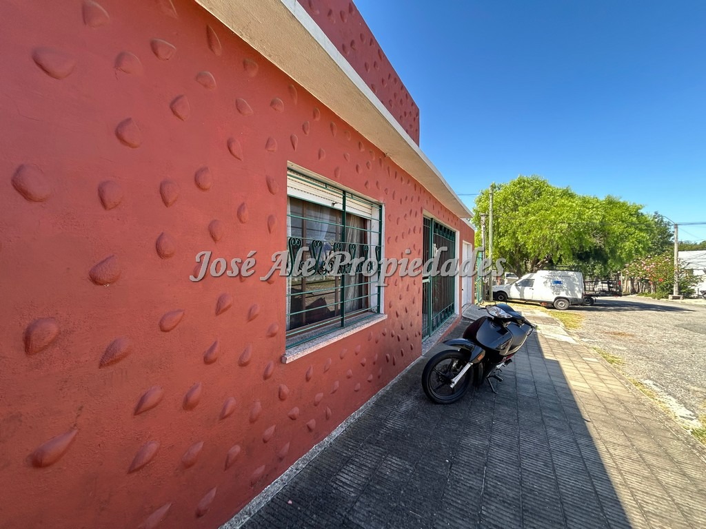 Imagen 2 de Casa ubicada en barrio la Rotonda, próxima a 3 avenidas y Shopping de Colonia.
