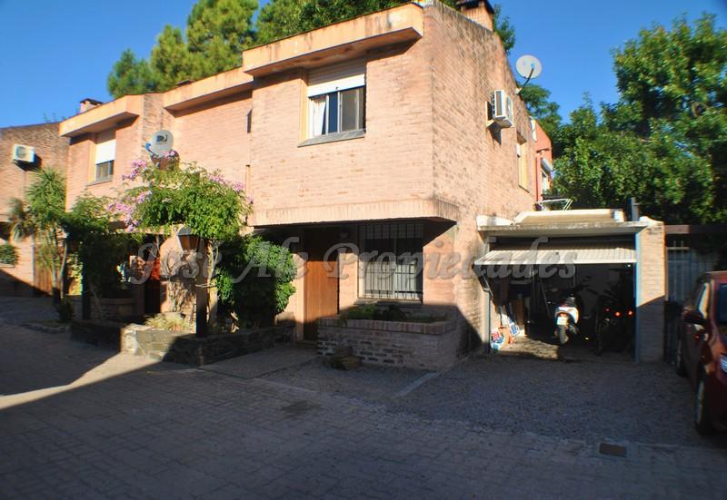 Hermosa vivienda ubicada en complejo sobre calle Zitarrosa, a metros de Rambla y playas de Colonia del Sacramento.