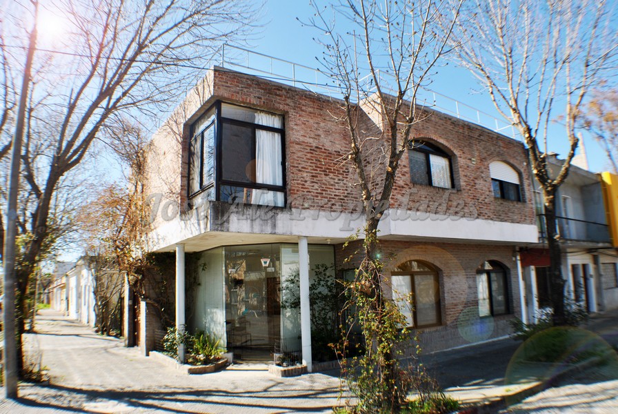 Imagen 1 de EN VENTA Local Comercial en PB y Apto de 2 dormitorios en PA, ubicados en esquina en Pueblo Nuevo, a metros del Shopping de Colonia.