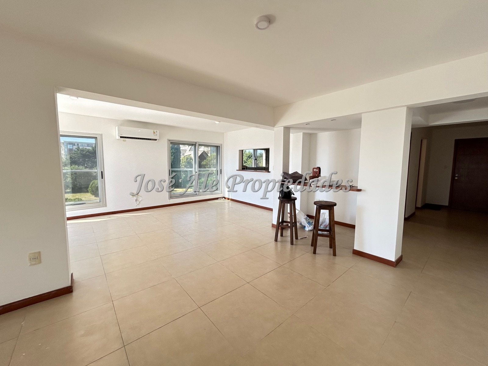 Imagen 3 de Impecable apartamento de 3 dormitorios con 115m2 edificados en el punto mas alto de la Rambla de Colonia, con vista panorámica a la Río.
