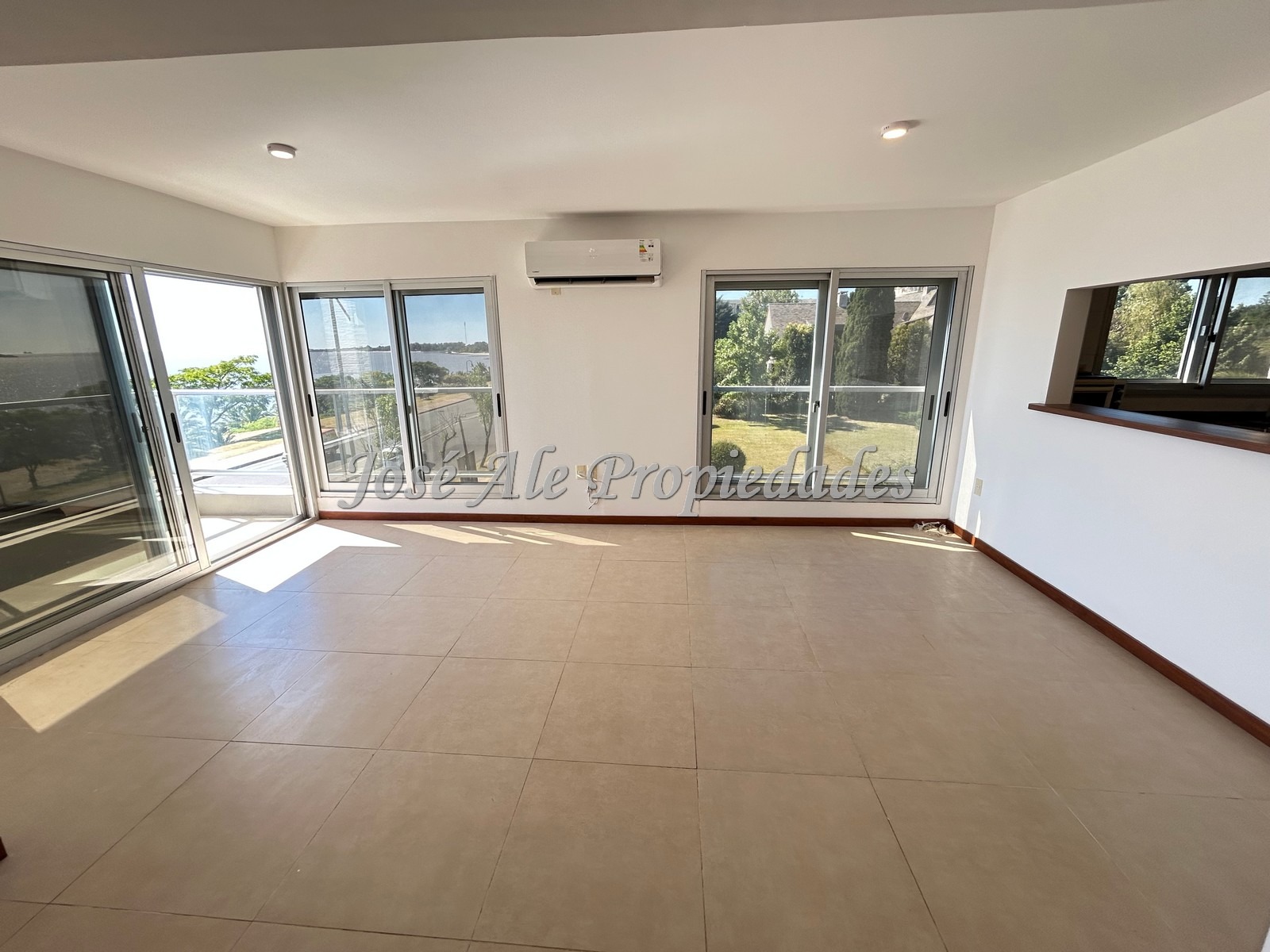 Imagen 4 de Impecable apartamento de 3 dormitorios con 115m2 edificados en el punto mas alto de la Rambla de Colonia, con vista panorámica a la Río.