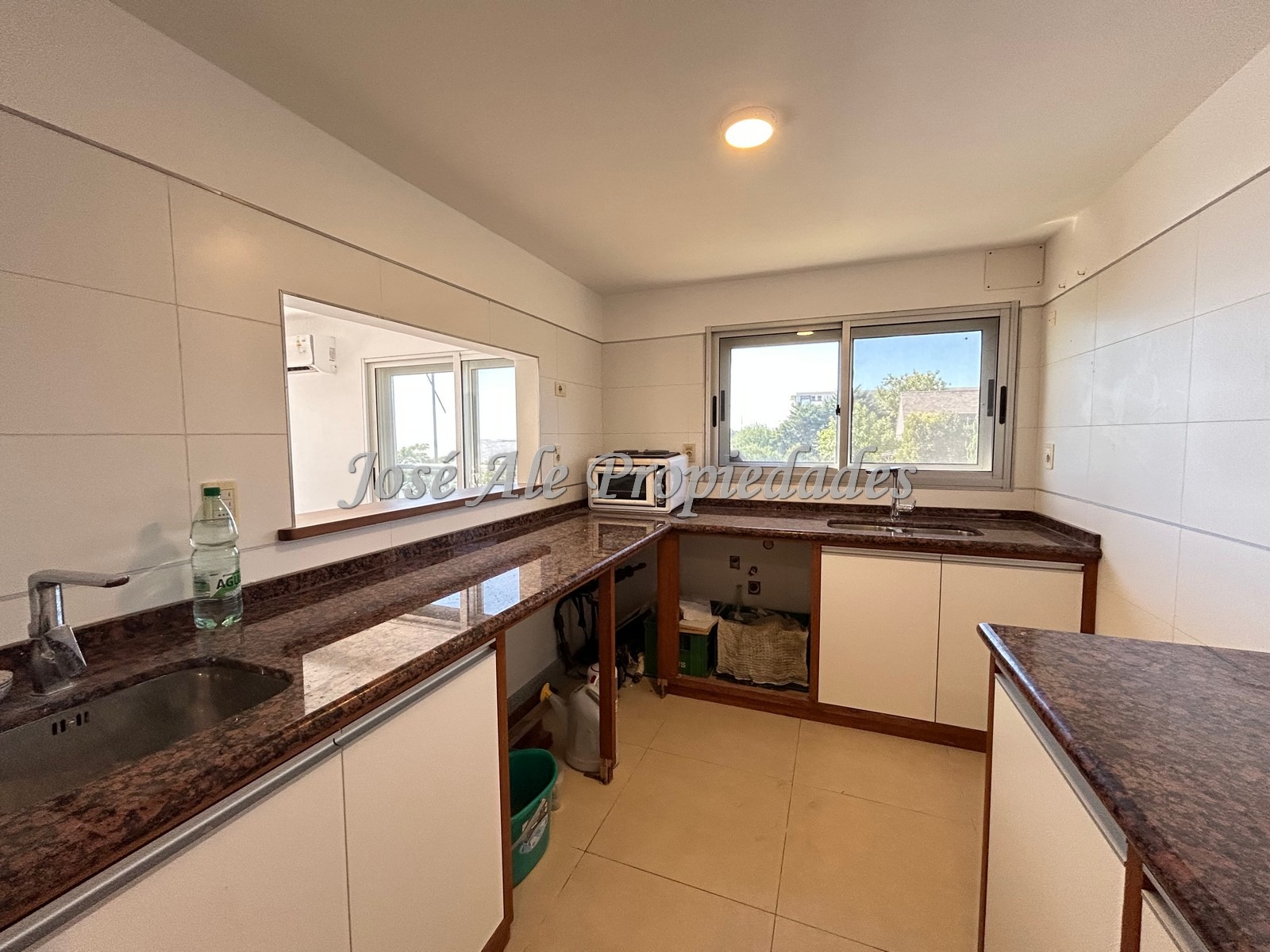 Imagen 5 de Impecable apartamento de 3 dormitorios con 115m2 edificados en el punto mas alto de la Rambla de Colonia, con vista panorámica a la Río.