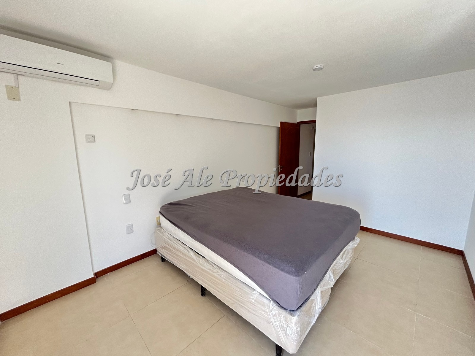 Imagen 9 de Impecable apartamento de 3 dormitorios con 115m2 edificados en el punto mas alto de la Rambla de Colonia, con vista panorámica a la Río.