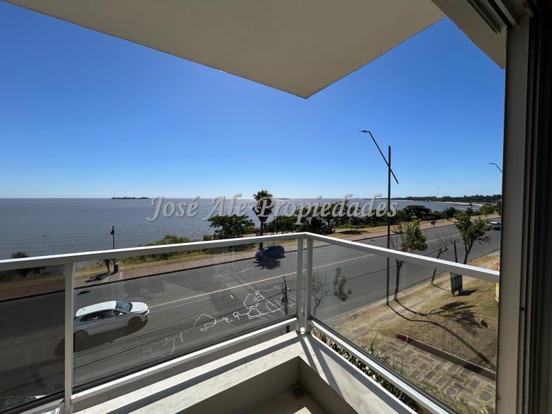EN VENTA Impecable apartamento de 3 dormitorios con 115m2 edificados en el punto mas alto de la Rambla de Colonia, con vista panorámica a la Río.