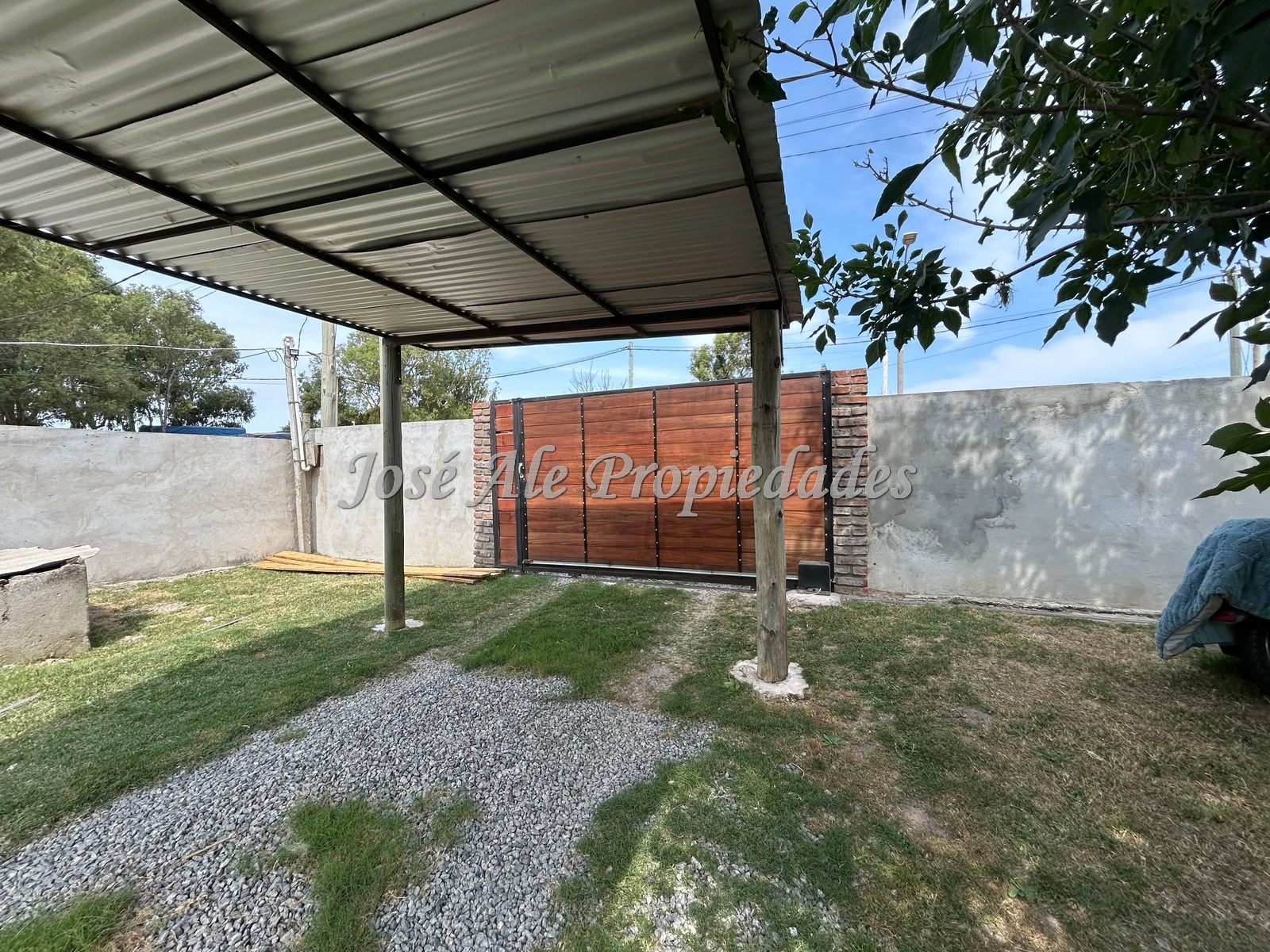 Imagen 1 de Casa de 2 dormitorios, de buen predio, ubicada en barrio El General, Colonia.