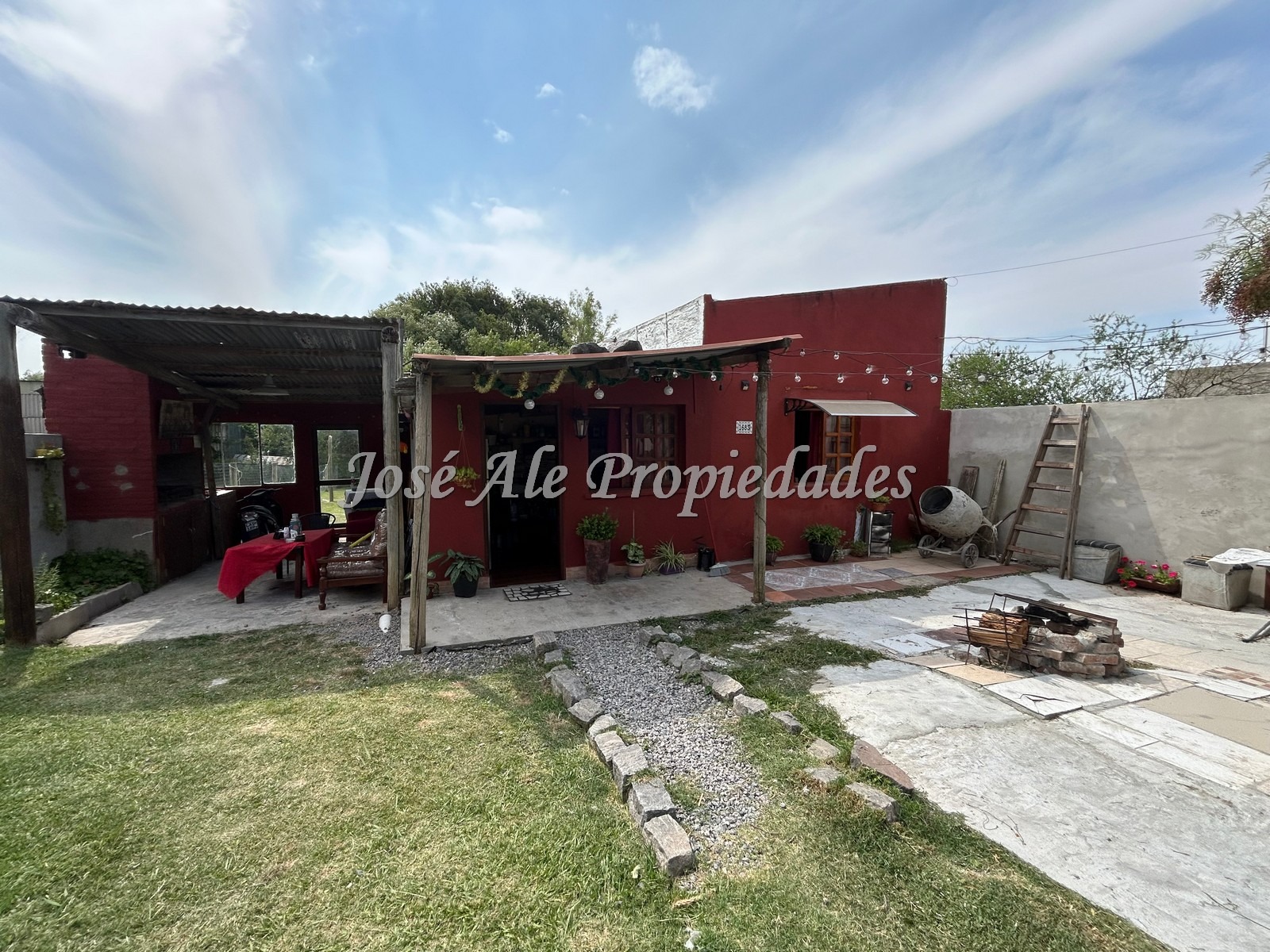 Imagen 2 de Casa de 2 dormitorios, de buen predio, ubicada en barrio El General, Colonia.