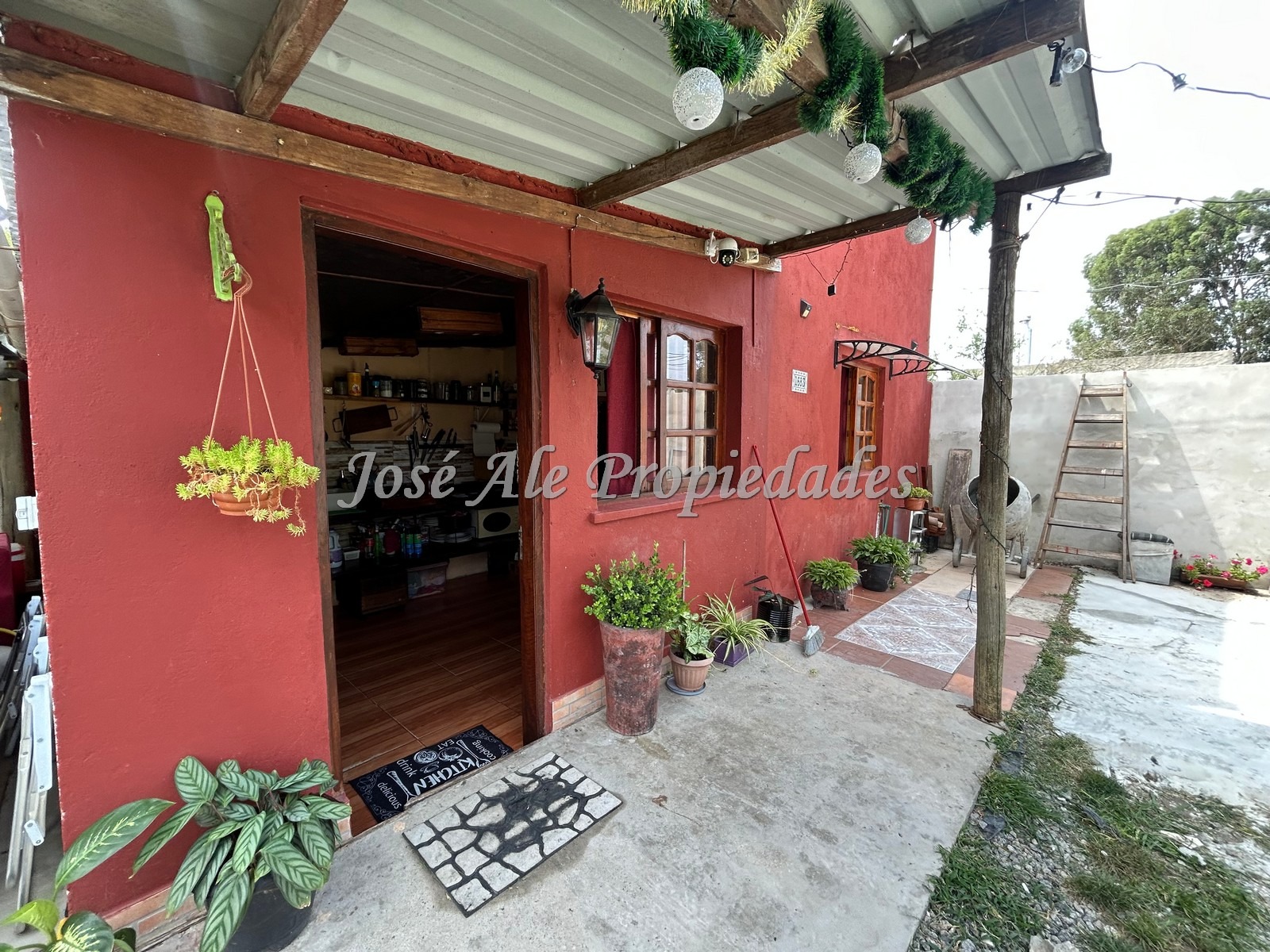 Imagen 3 de Casa de 2 dormitorios, de buen predio, ubicada en barrio El General, Colonia.