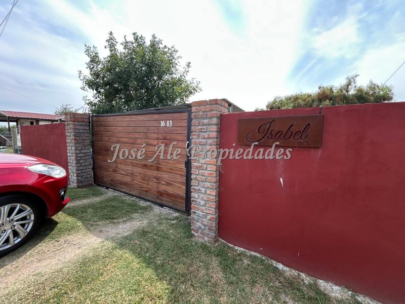 Casa de 2 dormitorios, de buen predio, ubicada en barrio El General, Colonia.