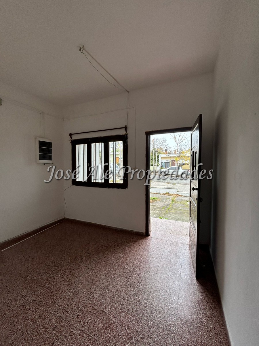 Imagen 2 de NUEVO PRECIO!! Casa ubicada en zona dos avenidas, a 200 mts de la Rambla, acepta propiedad como parte de pago.