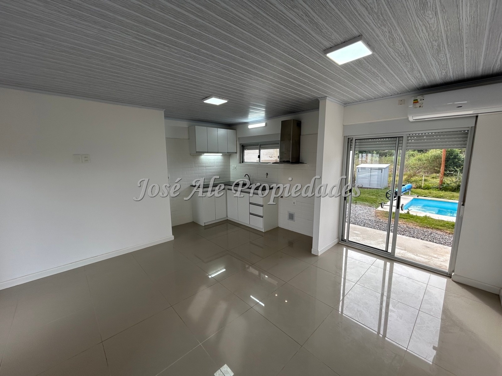 Imagen 2 de Apartamento que se encuentra ubicado en hermoso fraccionamiento del Real de San Carlos, a corta distancia de Plaza de Toros y próximo a todos los servicios.