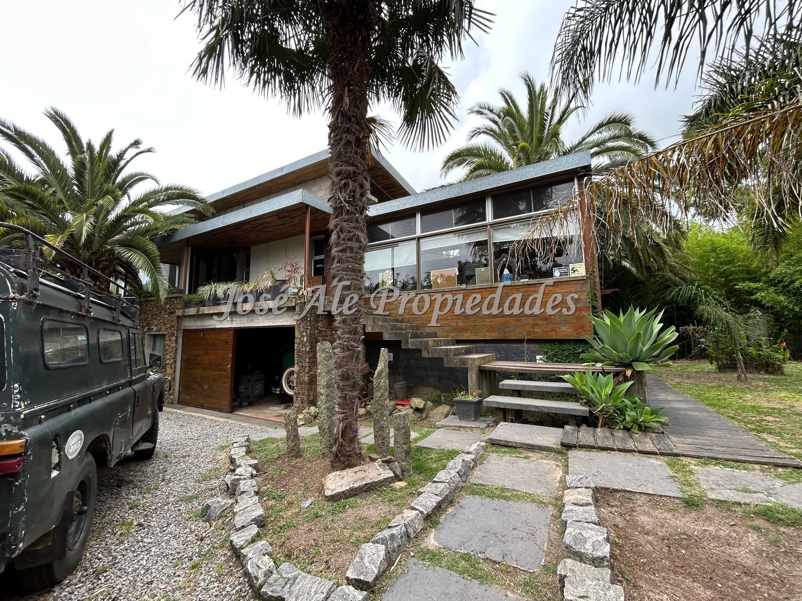 Imagen 3 de Exclusiva propiedad 2619m2 de diseño moderno, integrada con la naturaleza, Colonia.