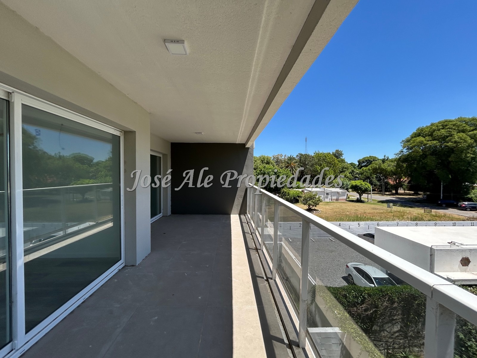 Imagen 1 de Apartamento de 2 dormitorios a estrenar frente a la Rambla y playas de Colonia.