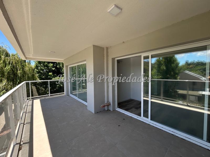 Apartamento de 2 dormitorios a estrenar frente a la Rambla y playas de Colonia.
