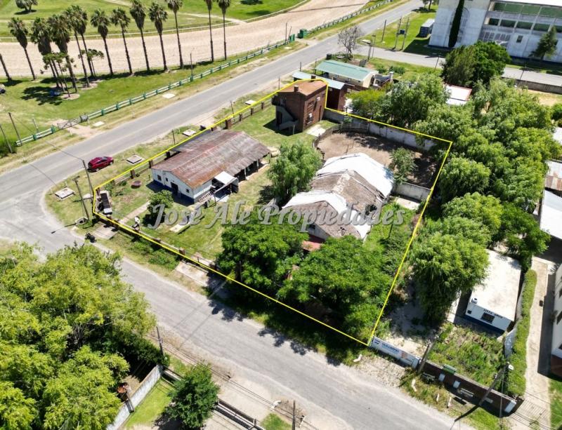 Espectacular propiedad sobre un lote de 1700 m2 frente al Hipódromo de Colonia.