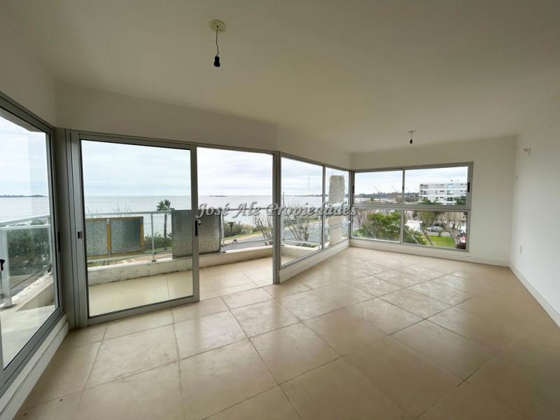 Espectacular apartamento de un dormitorio en edificio residencial frente al Rio de la Plata.