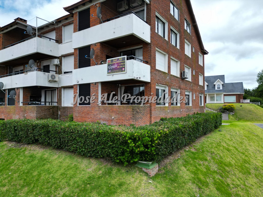 Imagen 1 de EN VENTA Espectacular apartamento ubicado sobre la Rambla de Colonia con destacada calidad de construcción.