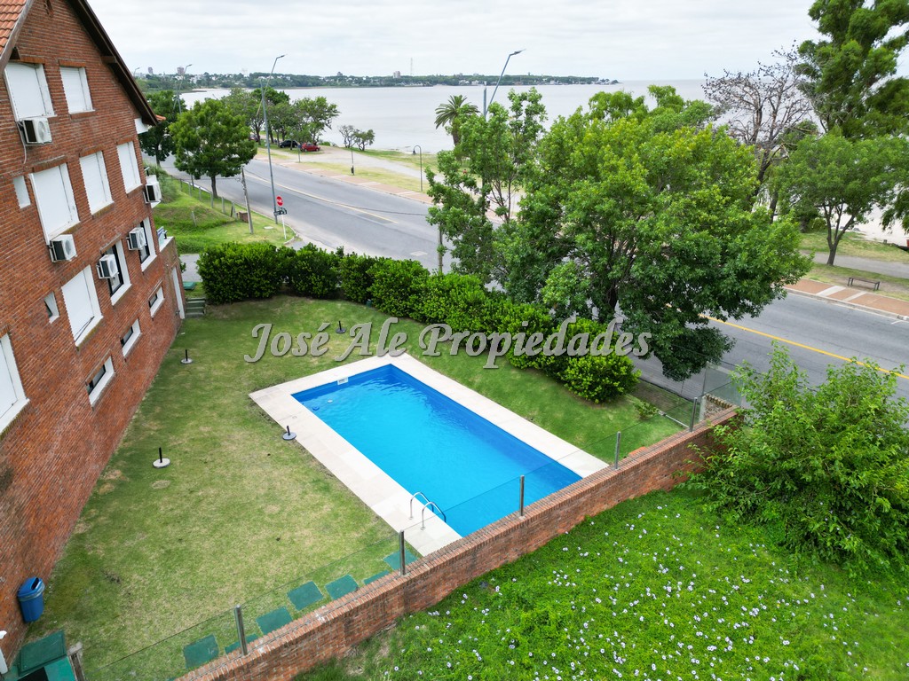 Imagen 2 de EN VENTA Espectacular apartamento ubicado sobre la Rambla de Colonia con destacada calidad de construcción.