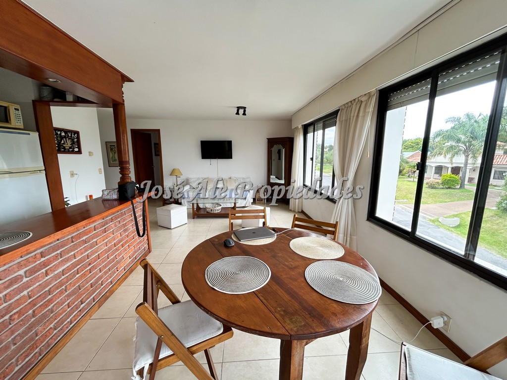 Imagen 5 de EN VENTA Espectacular apartamento ubicado sobre la Rambla de Colonia con destacada calidad de construcción.