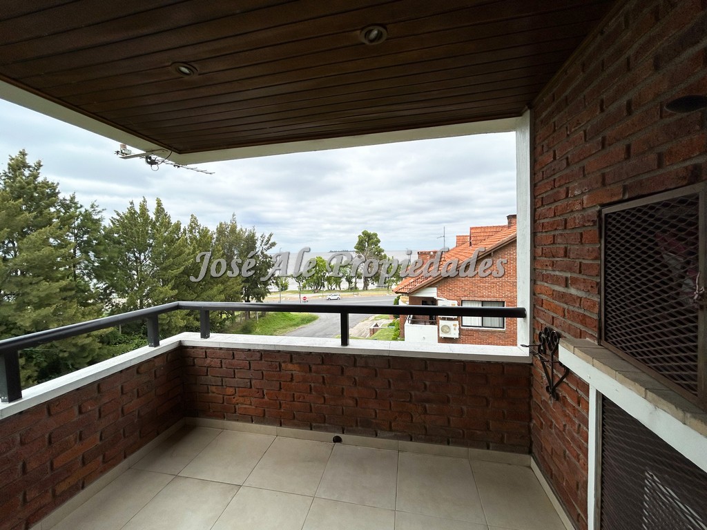 Imagen 9 de EN VENTA Espectacular apartamento ubicado sobre la Rambla de Colonia con destacada calidad de construcción.