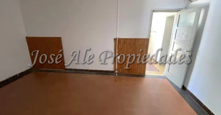 Imagen 1 de Casa ubicada en pueblo nuevo, a menos de 100 metros de Colonia Shopping y próxima a todos los servicios.