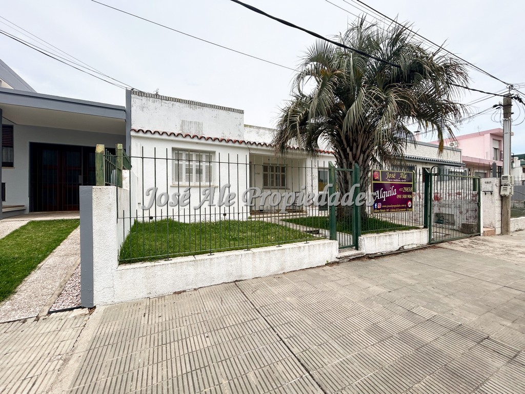 Imagen 1 de Casa ubicada en 2 Avenidas, cercada de la rambla y próxima a todos los servicios.