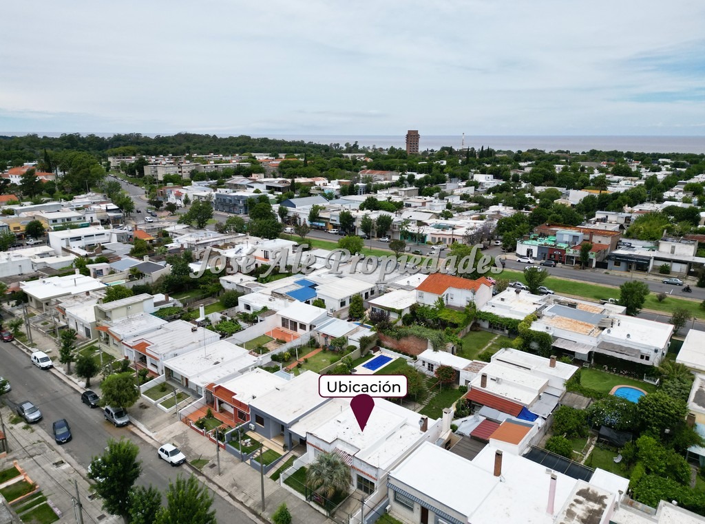 Imagen 10 de Casa ubicada en 2 Avenidas, cercada de la rambla y próxima a todos los servicios.