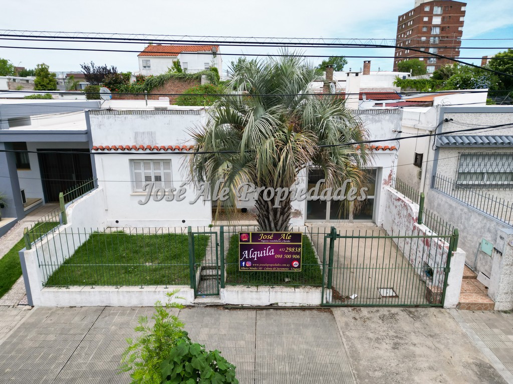 Imagen 2 de Casa ubicada en 2 Avenidas, cercada de la rambla y próxima a todos los servicios.